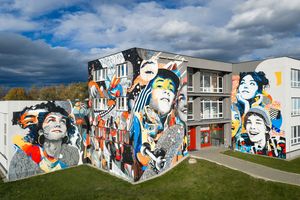 Poslední karvinský přírůstek na streetartové trase pohraničím zdobí stěny obchodní akademie. Foto: Milan Haluška