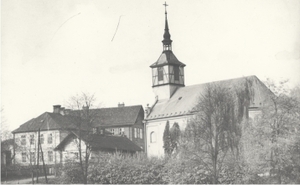 Záběr na kostel s budovou tzv. Červené školy (30. léta 20. stol.)
