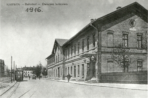 1916 - pohled na budovu nádraží ze vstupní strany.jpg