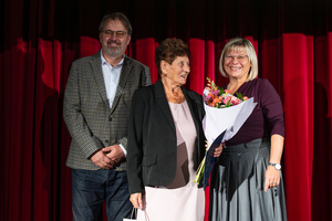 Oceněná B. Palová s náměstkem primátora R. Slívou a vedoucí OS M. Smužovou.jpg