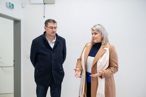 Zrekonstruovaným objektem denního stacionáře provedla primátora města Jana Wolfa ředitelka Sociálních služeb Karviná Andrea Látka Hoschnová.