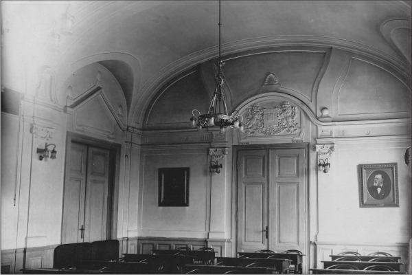 r. 1930–1938 - zasedací sál radnice z období 1. republiky s velkým státním znakem a fotografiemi starostů města.jpg