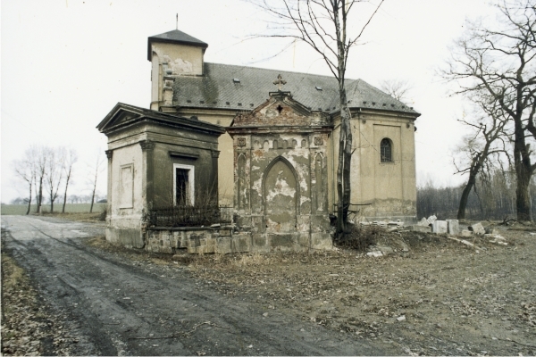 r. 1993 - kostel s hrobkou rodiny Staňků - vpravo - a hrobkou rodiny Fornerů - vlevo.jpg