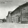 1916 - pohled na budovu nádraží ze vstupní strany.jpg
