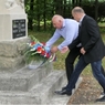 úvodní_pomník_Darkov_kytice.jpg