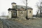 r. 1993 - kostel s hrobkou rodiny Staňků - vpravo - a hrobkou rodiny Fornerů - vlevo.jpg