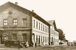 30. léta 20. stol. - pohled na budovu nádraží ze vstupní strany.jpg