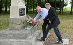 úvodní_pomník_Darkov_kytice.jpg
